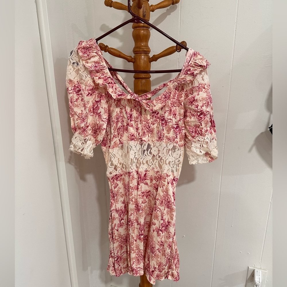 Free People pink & cream floral short dress with lace. Size 6. Used once.